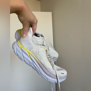 EUC Hoka Clifton 8